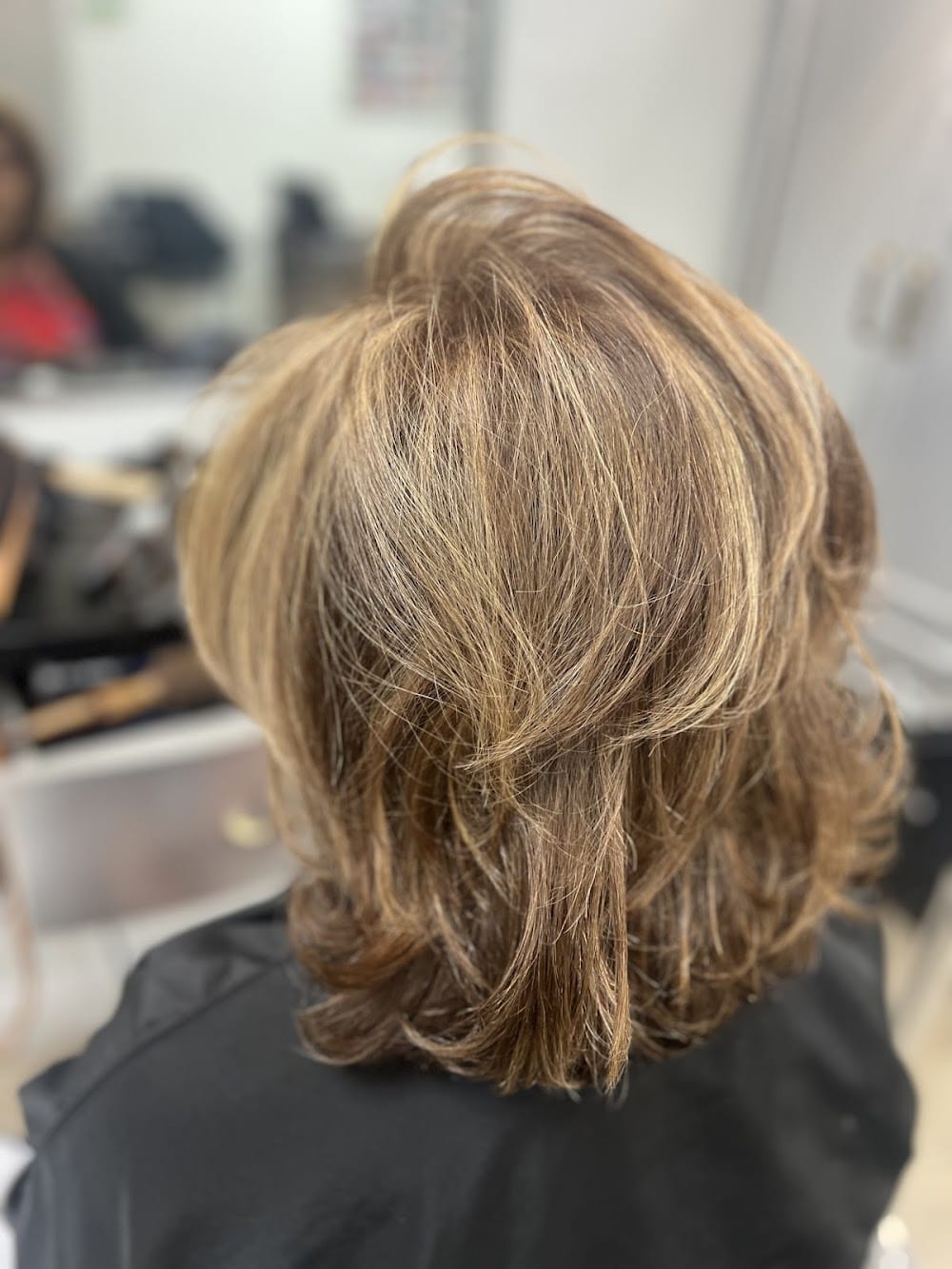 Blended blonde highlights on a layered bob